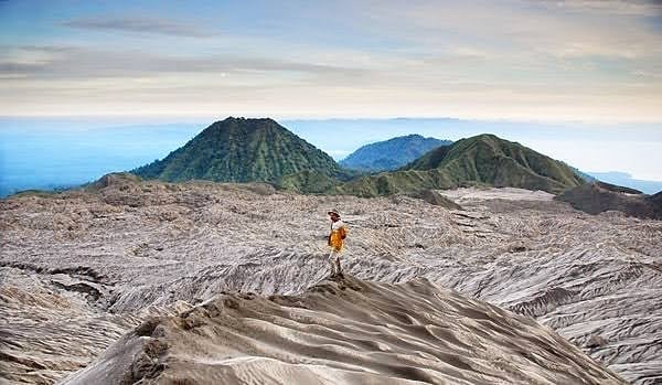 1. Gunung Binaiya, 2. Gunung Gamalama, 3. Gunung Ganapus, 4. Gunung Dukono, 5. Gunung Ibu, 6. Gunung Kie Matubu, 7. Gunung Gamkonora, 8. Gunung Maitara, 9. Gunung Karianga, 10. Gunung Kerbau