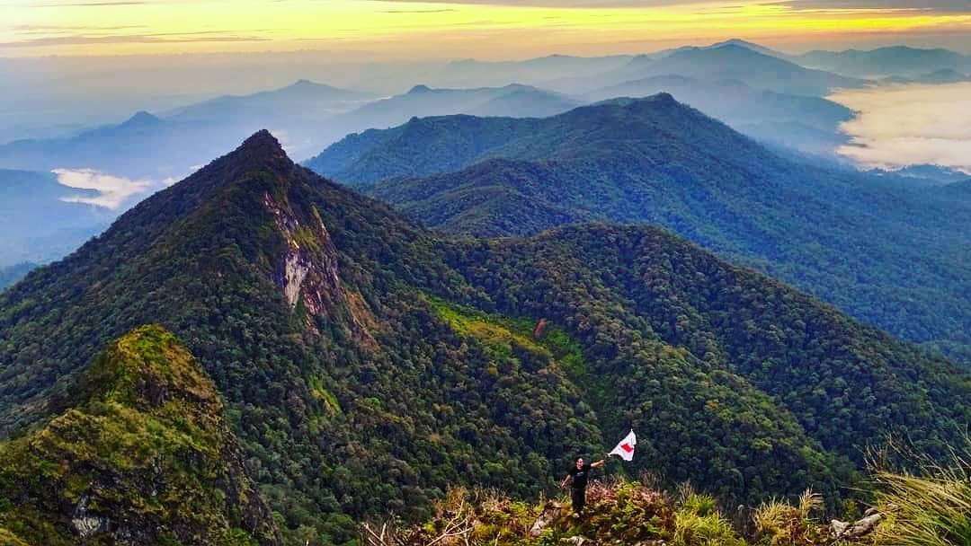 1. Gunung Bukit Raya, 2. Gunung Liangpran, 3. Gunung Menyapa, 4. Gunung Halau-Halau, 5.Gunung Latuk, 6. Gunung Kemul, 7. Gunung Batu Tiban, 8. Gunung Batu Jumak, 9. Gunung Kalambit, 10. Gunung Batutikung
