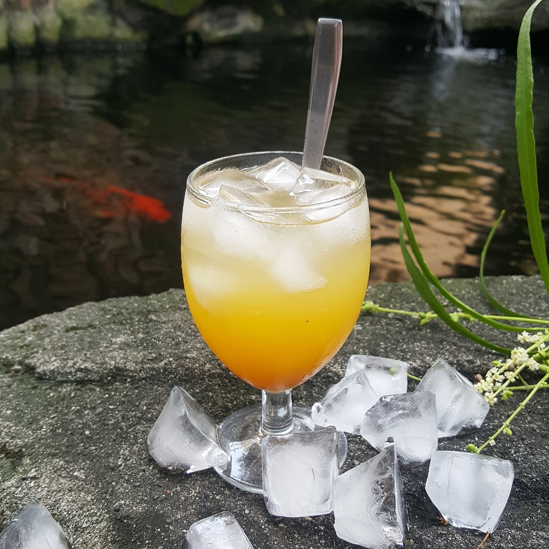 1. Pallu Butung, 2. Sirup Pisang Ambon, 3. Sarraba, 4. Es Pisang Ijo, 5. Sirup Markisa, 6. Kopi Susu Makassar, 7. Ballo, 8. Mocktail, 9. Es Poteng, 10. Es Putar Papabon