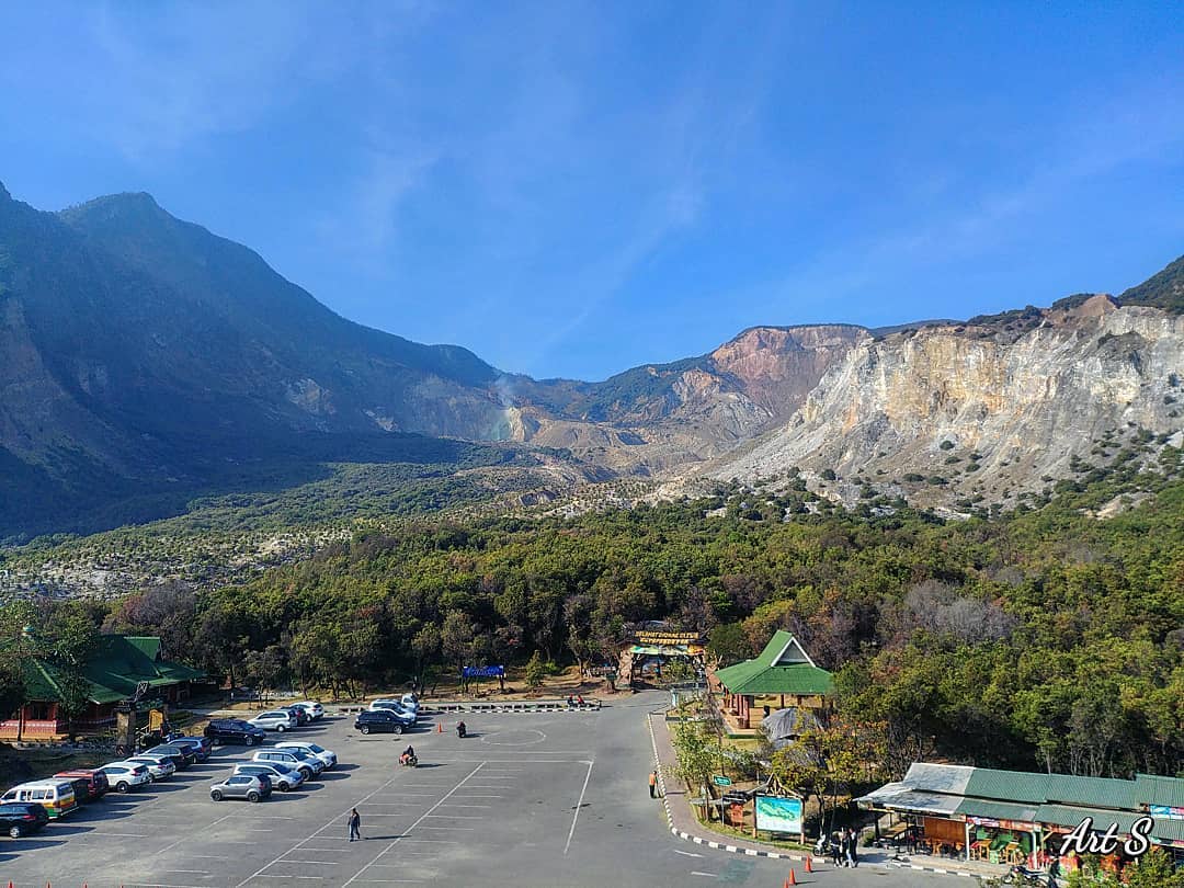 1. Gunung Ciremai, 2. Gunung Pangrango, 3. Gunung Gede, 4. Gunung Cikuray, 5. Gunung Papandayan, 6. Gunung Kendang, 7. Gunung Patuha, 8. Gunung Guntur, 9. Gunung Malabar, 10. Gunung Salak