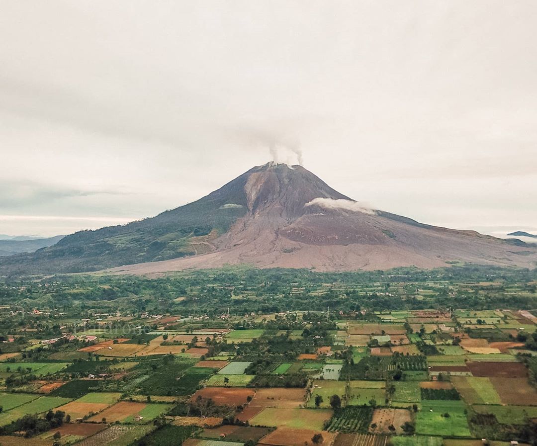 1. Gunung Kerinci, 2. Gunung Tambora, 3. Gunung Merapi, 4. Gunung Kelud, 5. Gunung Sinabung, 6. Gunung Bromo, 7. Gunung Agung, 8. Gunung Dukono, 9. Gunung Soputan, 10. Gunung Slamet