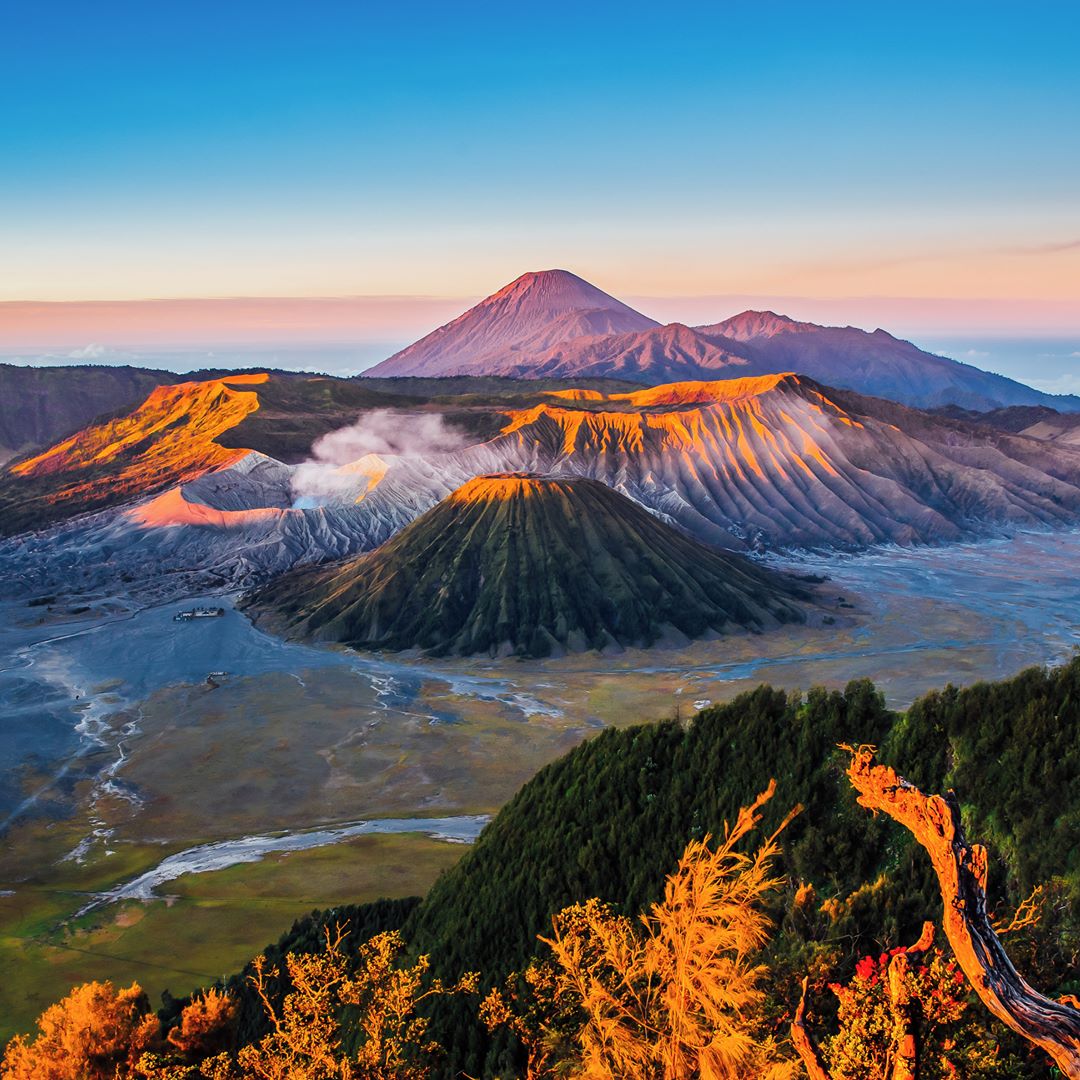 1. Gunung Kerinci, 2. Gunung Tambora, 3. Gunung Merapi, 4. Gunung Kelud, 5. Gunung Sinabung, 6. Gunung Bromo, 7. Gunung Agung, 8. Gunung Dukono, 9. Gunung Soputan, 10. Gunung Slamet