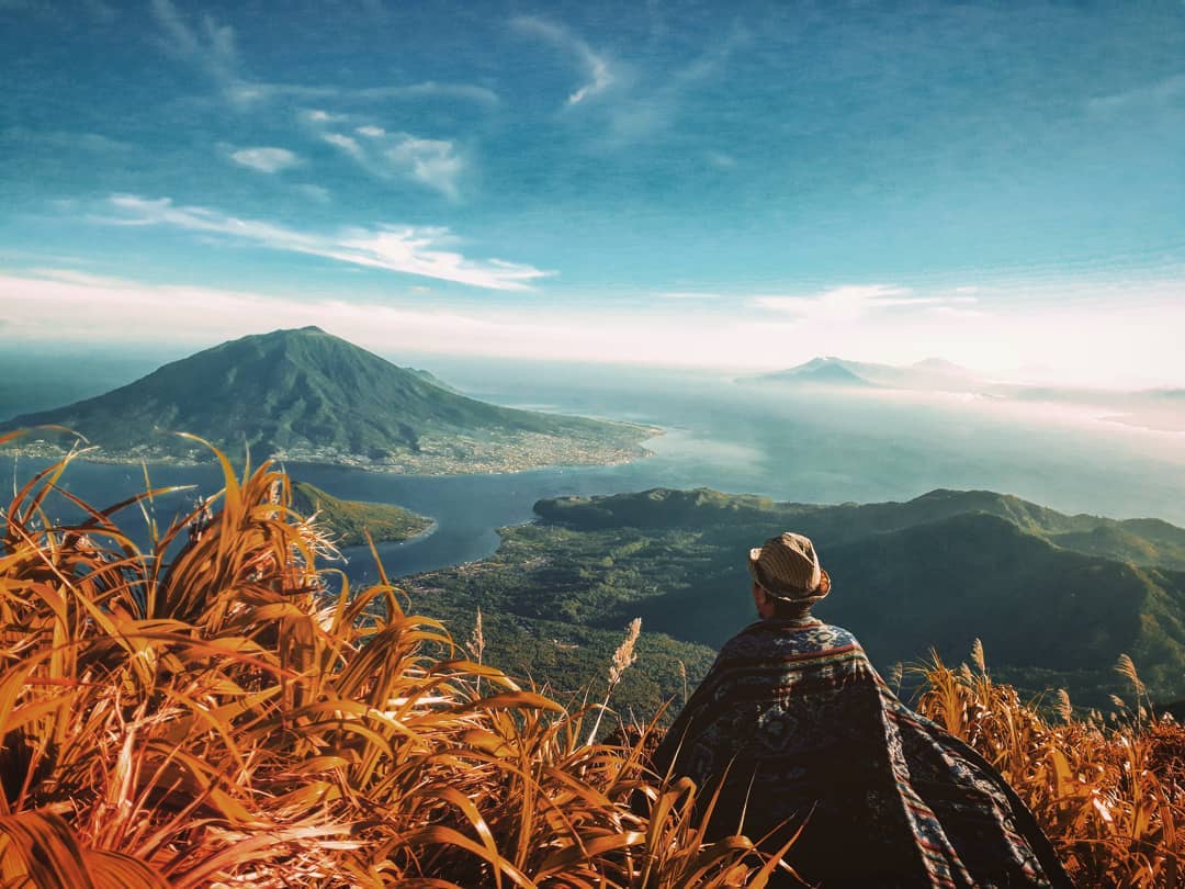 1. Gunung Binaiya, 2. Gunung Gamalama, 3. Gunung Ganapus, 4. Gunung Dukono, 5. Gunung Ibu, 6. Gunung Kie Matubu, 7. Gunung Gamkonora, 8. Gunung Maitara, 9. Gunung Karianga, 10. Gunung Kerbau
