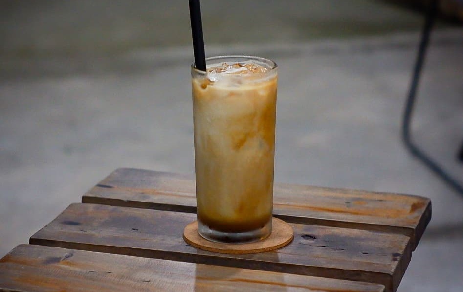 1. Pallu Butung, 2. Sirup Pisang Ambon, 3. Sarraba, 4. Es Pisang Ijo, 5. Sirup Markisa, 6. Kopi Susu Makassar, 7. Ballo, 8. Mocktail, 9. Es Poteng, 10. Es Putar Papabon