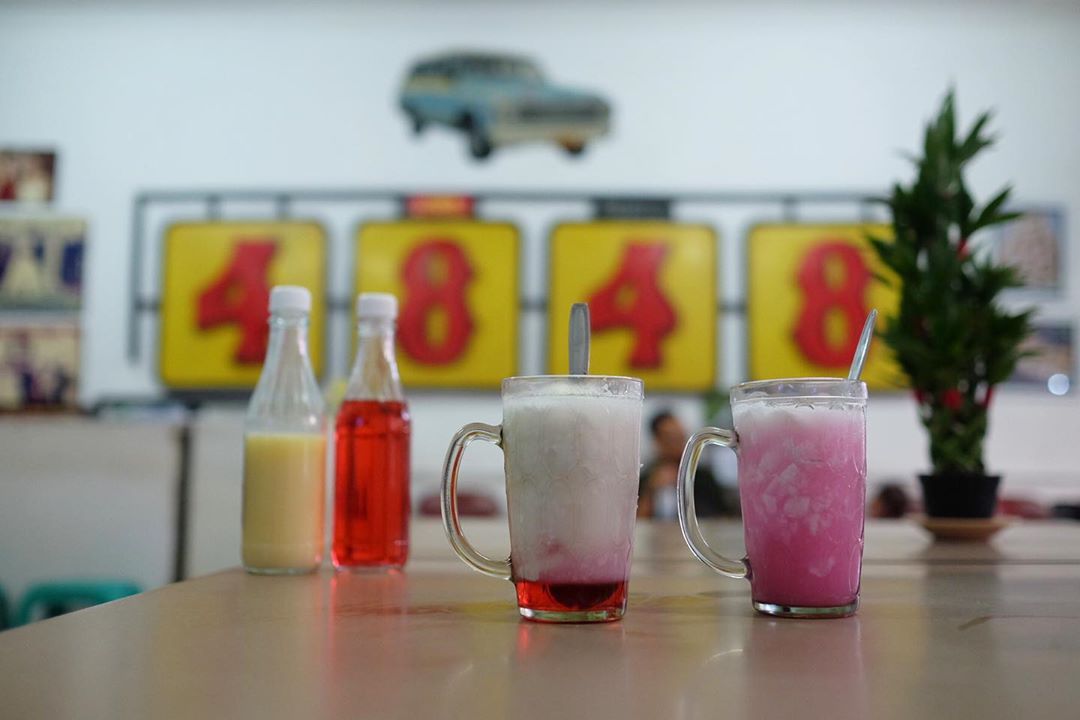 1. Jeniper, 2. Sirup Tjampolay, 3. Teh Poci, 4. Es Campur, 5. Es Cuing, 6. Es Kopyor 4848, 7. Es Tape Ketan Bakung, 8. Es Tawuran, 9. Sekoteng, 10. Es Cendol