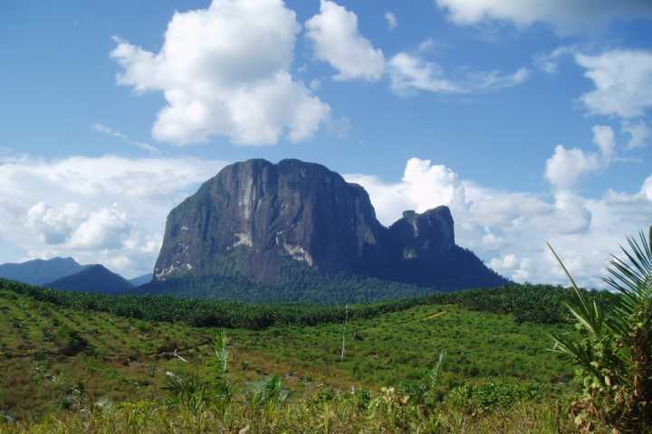 1. Gunung Bukit Raya, 2. Gunung Liangpran, 3. Gunung Menyapa, 4. Gunung Halau-Halau, 5.Gunung Latuk, 6. Gunung Kemul, 7. Gunung Batu Tiban, 8. Gunung Batu Jumak, 9. Gunung Kalambit, 10. Gunung Batutikung