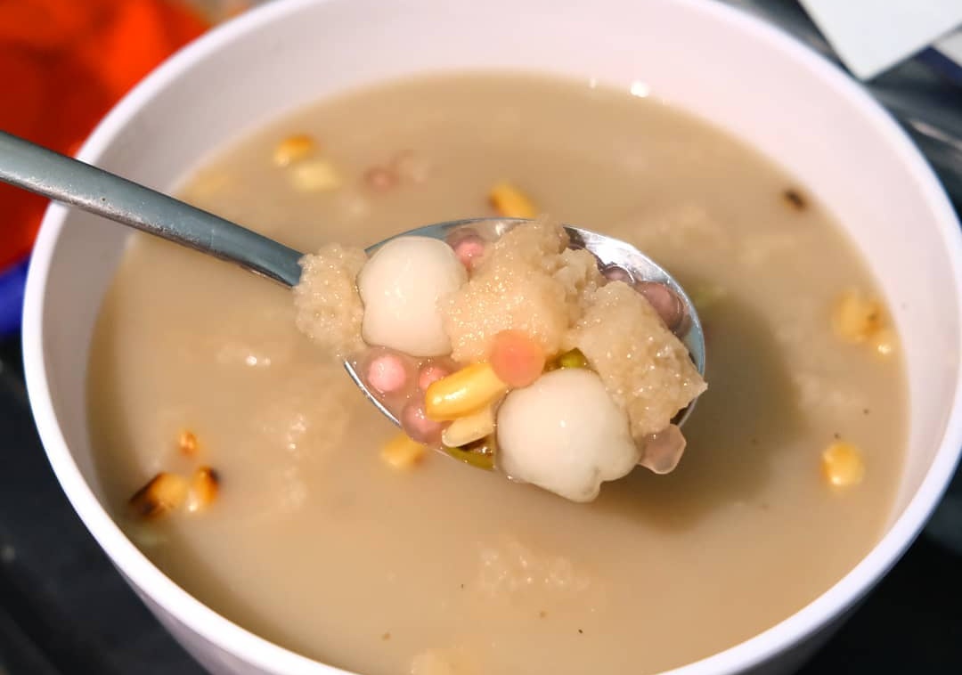1. Teh Talua, 2. Jus Pinang Muda, 3. Aia Kawa Daun, 4. Dadiah, 5. Es Tebak, 6. Aia Aka, 7. Es Durian, 8. Sekotang, 9. Es Cendol Mak Khatib, 10. Pepaya Kuah Santan
