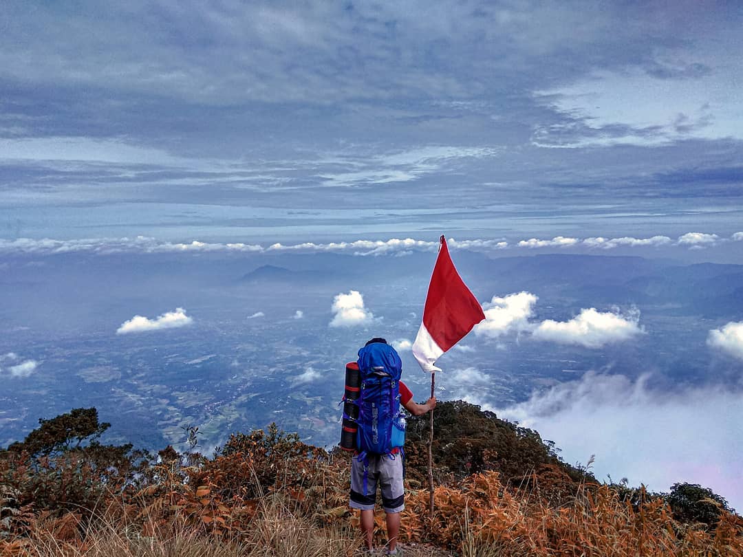 1. Gunung Marapi, 2. Gunung Singgalang, 3. Gunung Talang, 4. Gunung Tandikek, 5. Gunung Talamau, 6. Gunung Kerinci, 7. Gunung Kulabu, 8. Gunung Sago, 9. Gunung Mande Rabiah, 10. Gunung Tambin