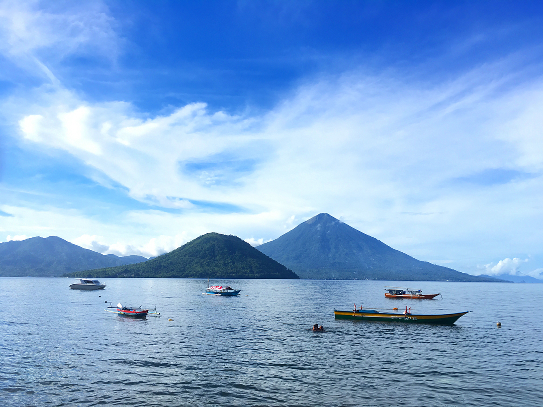 1. Gunung Binaiya, 2. Gunung Gamalama, 3. Gunung Ganapus, 4. Gunung Dukono, 5. Gunung Ibu, 6. Gunung Kie Matubu, 7. Gunung Gamkonora, 8. Gunung Maitara, 9. Gunung Karianga, 10. Gunung Kerbau