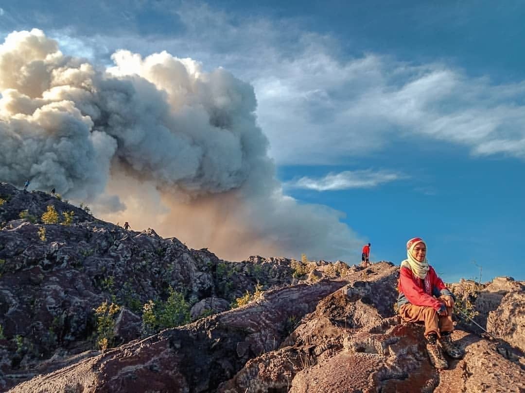 1. Gunung Kerinci, 2. Gunung Tambora, 3. Gunung Merapi, 4. Gunung Kelud, 5. Gunung Sinabung, 6. Gunung Bromo, 7. Gunung Agung, 8. Gunung Dukono, 9. Gunung Soputan, 10. Gunung Slamet
