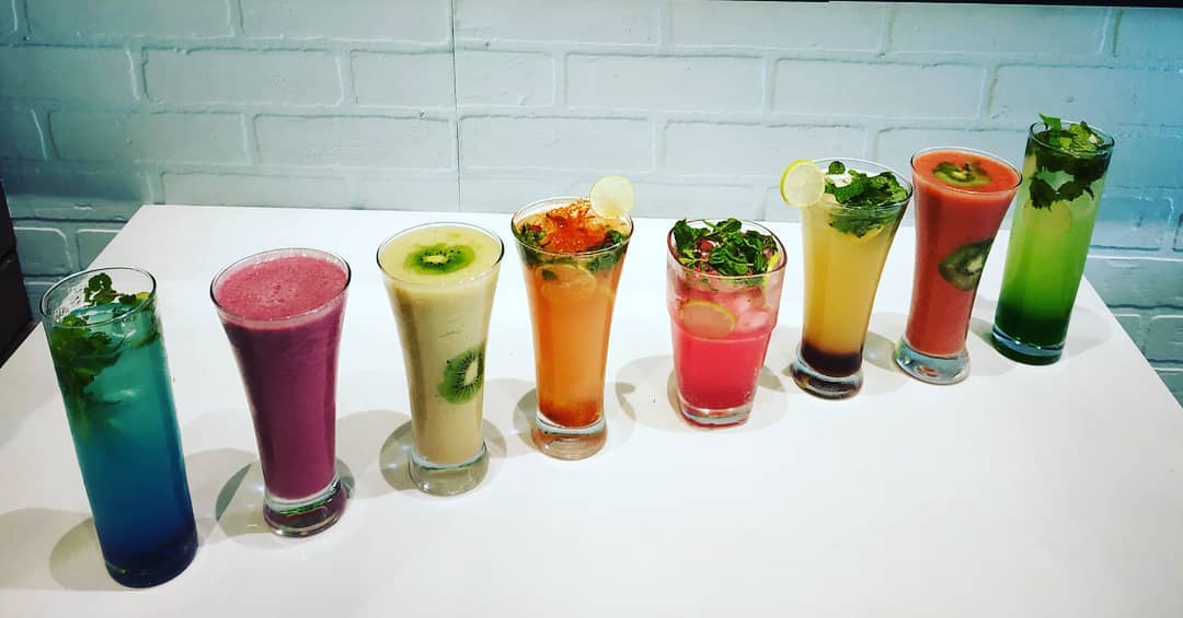 1. Pallu Butung, 2. Sirup Pisang Ambon, 3. Sarraba, 4. Es Pisang Ijo, 5. Sirup Markisa, 6. Kopi Susu Makassar, 7. Ballo, 8. Mocktail, 9. Es Poteng, 10. Es Putar Papabon