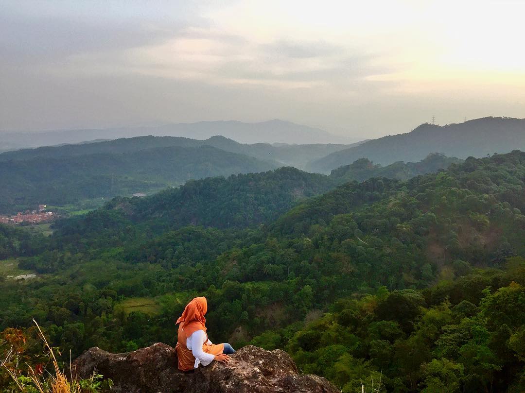 1. Gunung Gede, 2. Gunung Pangrango, 3. Gunung Munara Rumpin, 4. Gunung Bunder, 5. Gunung Kencana, 6. Gunung Pancar, 7. Gunung Salak Endah, 8. Gunung Batu Jonggol, 9. Gunung Eusing, 10. Gunung Alesano