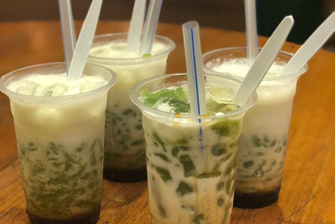1. Teh Talua, 2. Jus Pinang Muda, 3. Aia Kawa Daun, 4. Dadiah, 5. Es Tebak, 6. Aia Aka, 7. Es Durian, 8. Sekotang, 9. Es Cendol Mak Khatib, 10. Pepaya Kuah Santan