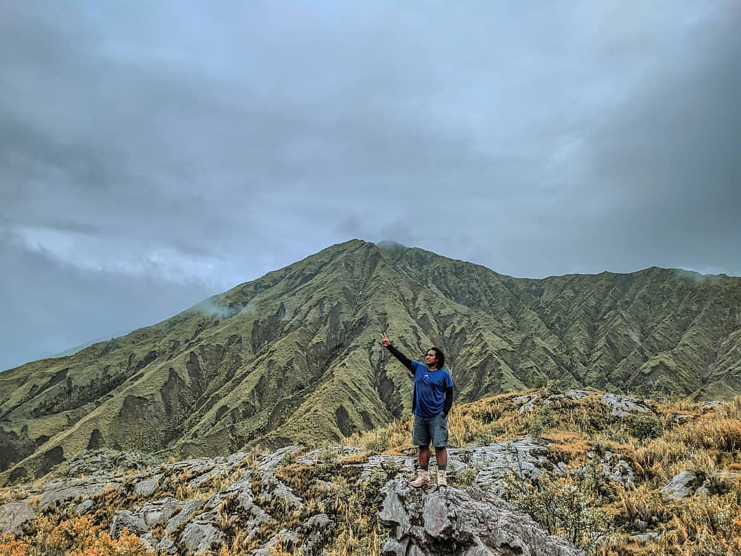 1. Gunung Binaiya, 2. Gunung Gamalama, 3. Gunung Ganapus, 4. Gunung Dukono, 5. Gunung Ibu, 6. Gunung Kie Matubu, 7. Gunung Gamkonora, 8. Gunung Maitara, 9. Gunung Karianga, 10. Gunung Kerbau