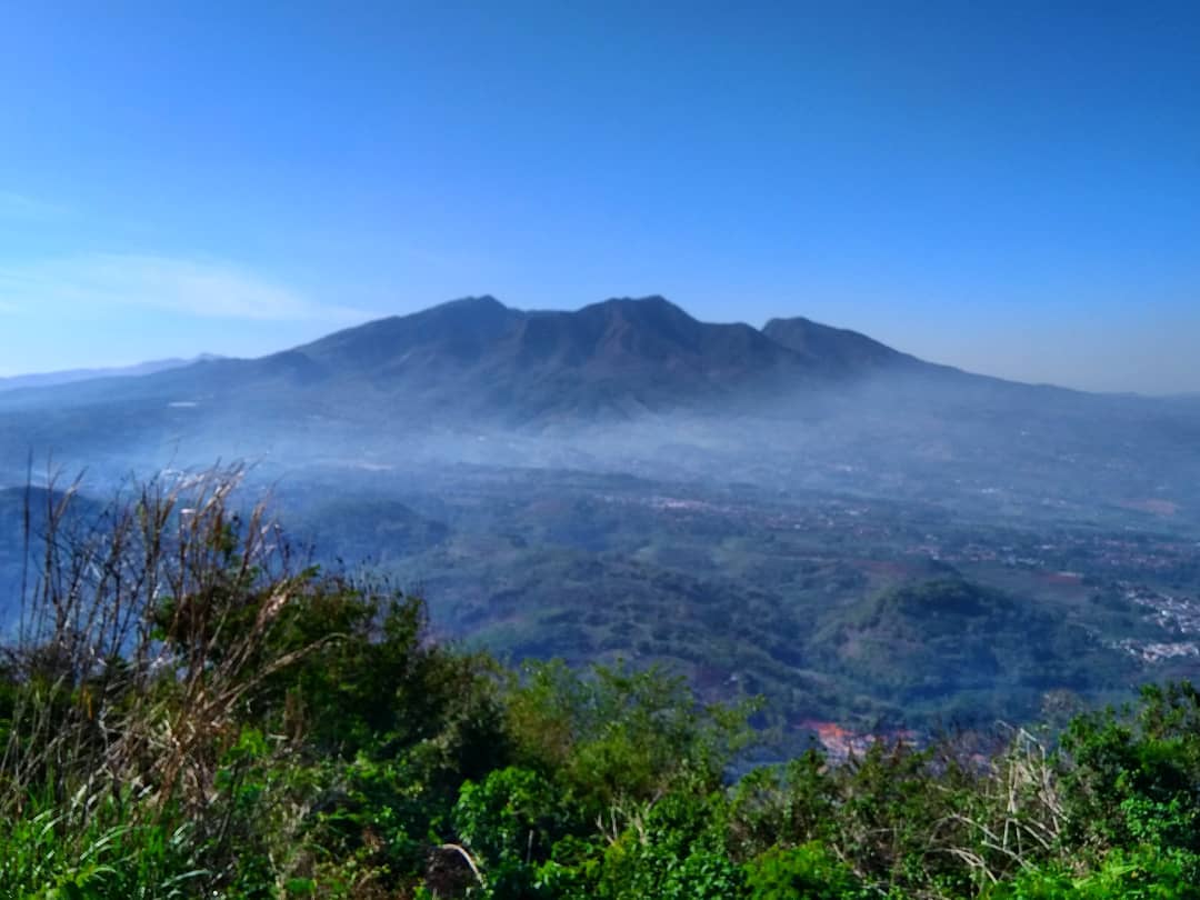 1. Gunung Ciremai, 2. Gunung Pangrango, 3. Gunung Gede, 4. Gunung Cikuray, 5. Gunung Papandayan, 6. Gunung Kendang, 7. Gunung Patuha, 8. Gunung Guntur, 9. Gunung Malabar, 10. Gunung Salak