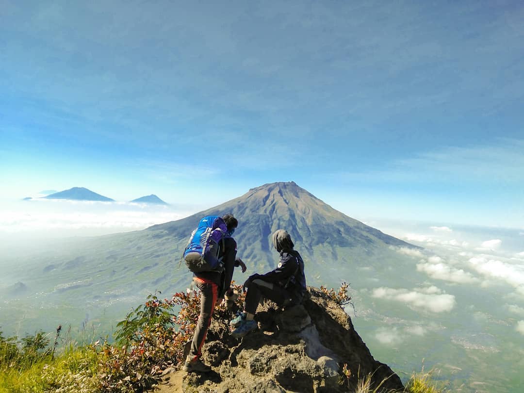 1. Gunung Kerinci, 2. Gunung Tambora, 3. Gunung Merapi, 4. Gunung Kelud, 5. Gunung Sinabung, 6. Gunung Bromo, 7. Gunung Agung, 8. Gunung Dukono, 9. Gunung Soputan, 10. Gunung Slamet