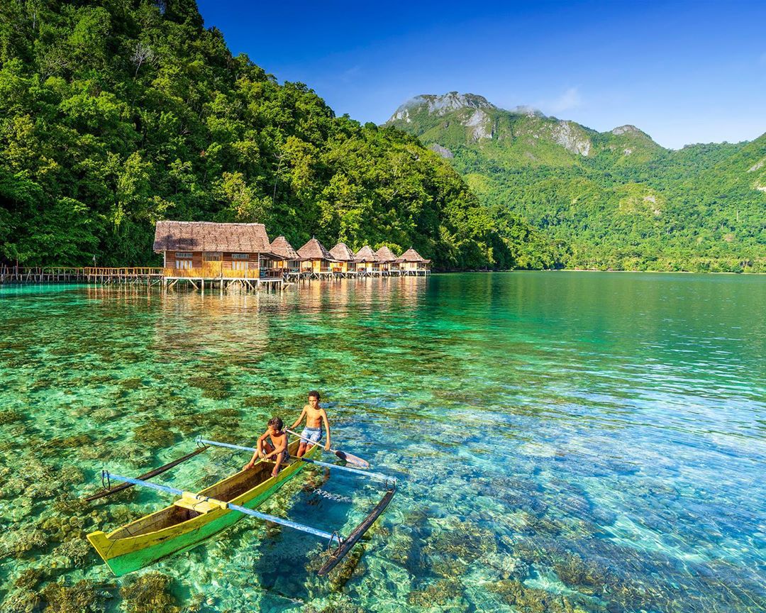 1. Pink Beach, 2. Pantai Raja Ampat, 3. Pantai Ora, 4. Pantai Nihiwatu, 5. Kepulauan Derawan, 6. Teluk Tomini, 7. Pantai Sawarna, 8. Pantai Pandawa, 9. Tanjung Bira, 10. Pulau Belitung