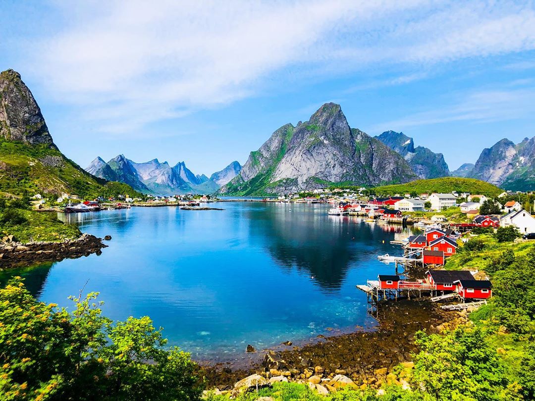 1. Hallstatt, Austria, 2. Wengen, Swiss, 3. Reine, Norwegia, 4. Nagari Tuo Pariangan, Indonesia, 5. DesaPanglipuran, Indonesia, 6. Eze, Perancis, 7. Civita di Bagnoregio, Italia, 8. Bibury, Inggris, 9. Giethoorn, Belanda, 10. Lauterbrunen, Swiss