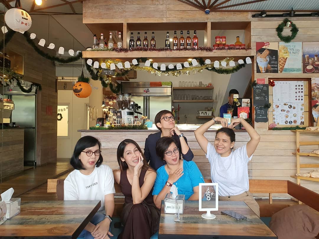 Tempat instagramable di tangerang selatan makan foto tangsel serpong bsd, 1. The Breeze BSD City, 2. IKEA Alam Sutera, 3. Firenze Gelateria, 4. Unison Café & Kitchen, 5. Dailycious, 6. MotoMoto Resto & Museum, 7. Upside Down World, 8. Scientia Square Park, 9. Sakura Garden Illumination, 10. Cupten Cafe
