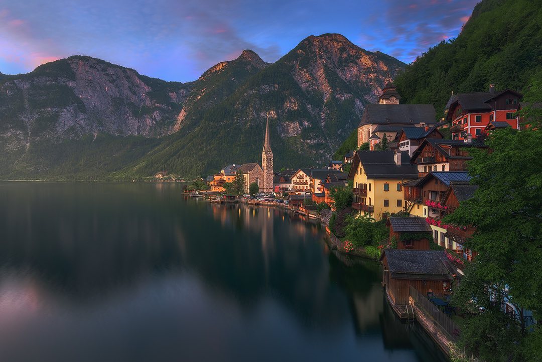 1. Hallstatt, Austria, 2. Wengen, Swiss, 3. Reine, Norwegia, 4. Nagari Tuo Pariangan, Indonesia, 5. DesaPanglipuran, Indonesia, 6. Eze, Perancis, 7. Civita di Bagnoregio, Italia, 8. Bibury, Inggris, 9. Giethoorn, Belanda, 10. Lauterbrunen, Swiss