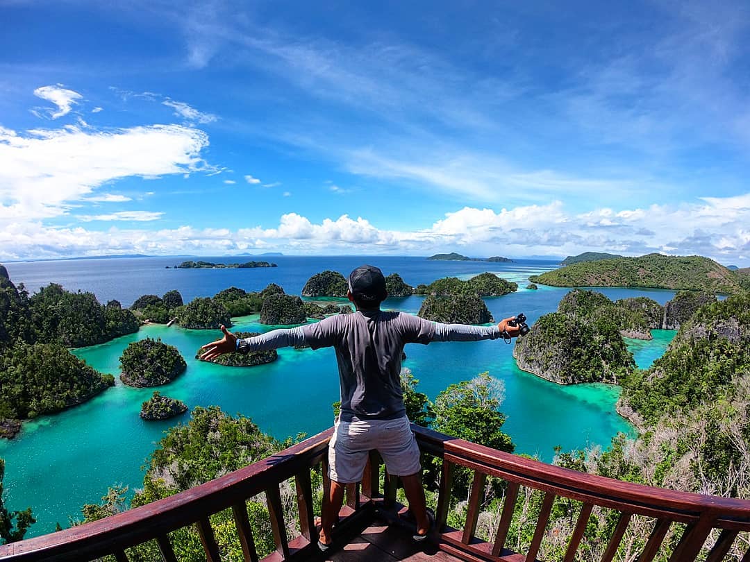 1. Pink Beach, 2. Pantai Raja Ampat, 3. Pantai Ora, 4. Pantai Nihiwatu, 5. Kepulauan Derawan, 6. Teluk Tomini, 7. Pantai Sawarna, 8. Pantai Pandawa, 9. Tanjung Bira, 10. Pulau Belitung