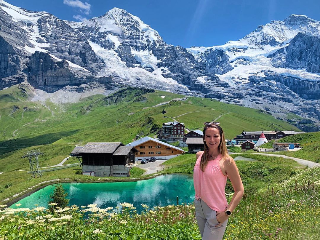 1. Hallstatt, Austria, 2. Wengen, Swiss, 3. Reine, Norwegia, 4. Nagari Tuo Pariangan, Indonesia, 5. DesaPanglipuran, Indonesia, 6. Eze, Perancis, 7. Civita di Bagnoregio, Italia, 8. Bibury, Inggris, 9. Giethoorn, Belanda, 10. Lauterbrunen, Swiss