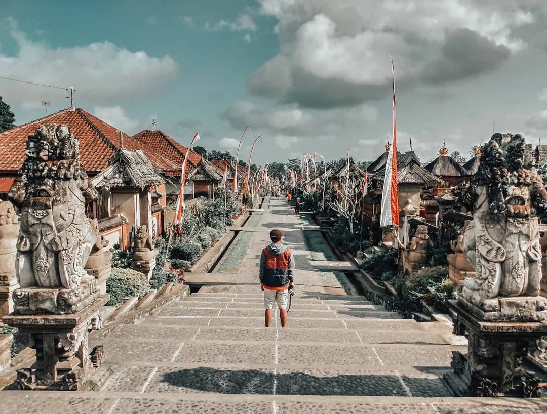 1. Hallstatt, Austria, 2. Wengen, Swiss, 3. Reine, Norwegia, 4. Nagari Tuo Pariangan, Indonesia, 5. DesaPanglipuran, Indonesia, 6. Eze, Perancis, 7. Civita di Bagnoregio, Italia, 8. Bibury, Inggris, 9. Giethoorn, Belanda, 10. Lauterbrunen, Swiss