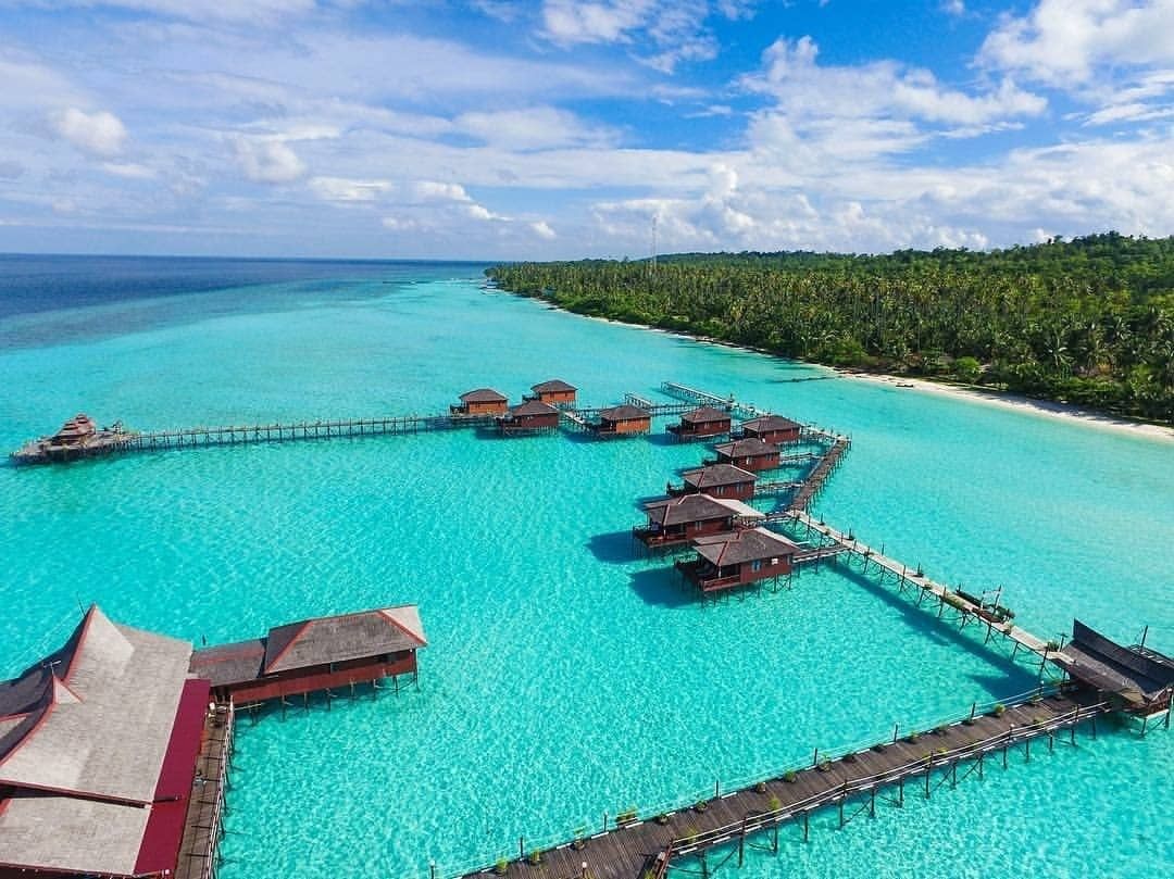 1. Pink Beach, 2. Pantai Raja Ampat, 3. Pantai Ora, 4. Pantai Nihiwatu, 5. Kepulauan Derawan, 6. Teluk Tomini, 7. Pantai Sawarna, 8. Pantai Pandawa, 9. Tanjung Bira, 10. Pulau Belitung