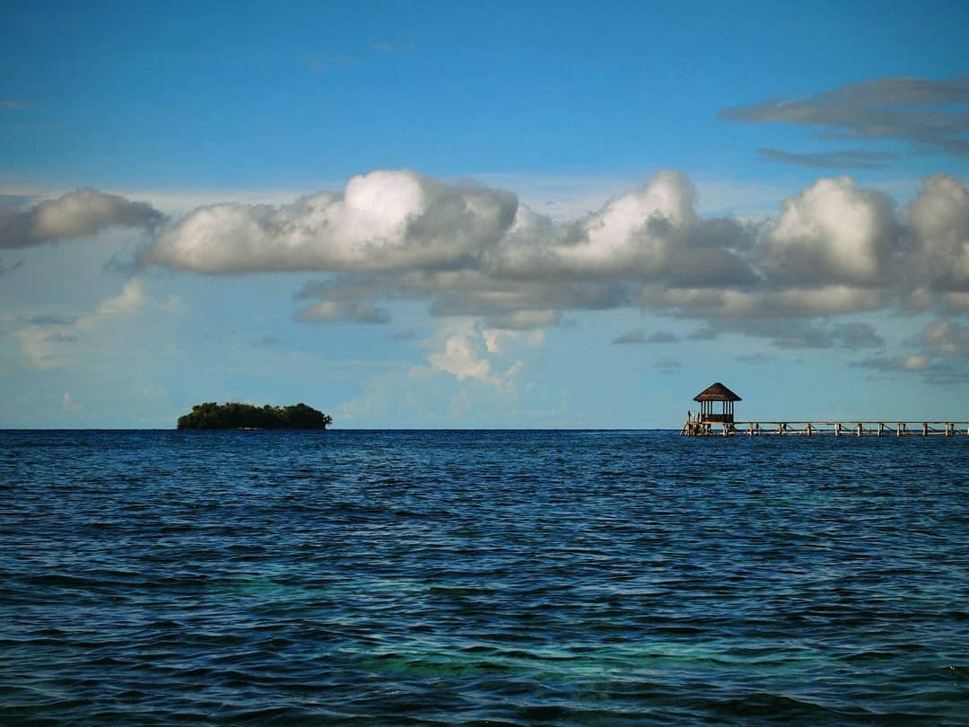 1. Pink Beach, 2. Pantai Raja Ampat, 3. Pantai Ora, 4. Pantai Nihiwatu, 5. Kepulauan Derawan, 6. Teluk Tomini, 7. Pantai Sawarna, 8. Pantai Pandawa, 9. Tanjung Bira, 10. Pulau Belitung