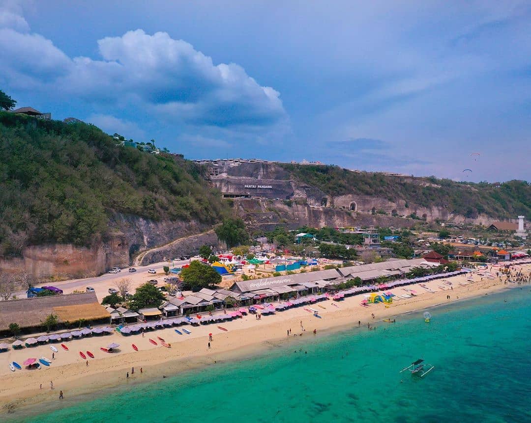 1. Pink Beach, 2. Pantai Raja Ampat, 3. Pantai Ora, 4. Pantai Nihiwatu, 5. Kepulauan Derawan, 6. Teluk Tomini, 7. Pantai Sawarna, 8. Pantai Pandawa, 9. Tanjung Bira, 10. Pulau Belitung
