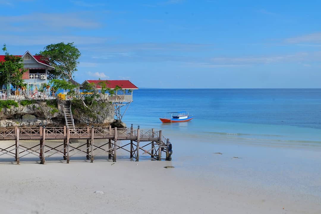 1. Pink Beach, 2. Pantai Raja Ampat, 3. Pantai Ora, 4. Pantai Nihiwatu, 5. Kepulauan Derawan, 6. Teluk Tomini, 7. Pantai Sawarna, 8. Pantai Pandawa, 9. Tanjung Bira, 10. Pulau Belitung