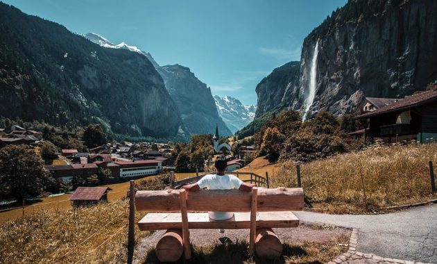 1. Hallstatt, Austria, 2. Wengen, Swiss, 3. Reine, Norwegia, 4. Nagari Tuo Pariangan, Indonesia, 5. DesaPanglipuran, Indonesia, 6. Eze, Perancis, 7. Civita di Bagnoregio, Italia, 8. Bibury, Inggris, 9. Giethoorn, Belanda, 10. Lauterbrunen, Swiss