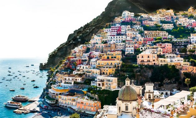 1. Blue Lagoon, 2. Infinity Pool Marina Bay Sands, 3. Crystalline Turquoise Lake, 4. Igloo Village, 5. Hobbiton, 6. Keukenhof, 7. Great Barrier Reef, 8. Air Terjun Niagara, 9. Ha Long Bay, 10. Positano