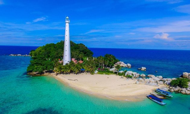 1. Pink Beach, 2. Pantai Raja Ampat, 3. Pantai Ora, 4. Pantai Nihiwatu, 5. Kepulauan Derawan, 6. Teluk Tomini, 7. Pantai Sawarna, 8. Pantai Pandawa, 9. Tanjung Bira, 10. Pulau Belitung