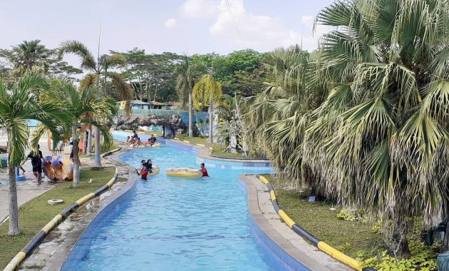 1. Sungai Hijau Bangkinang, 2. Desa Wisata Okura, 3. Boombara Waterpark, 4. Benteng Tujuh Lapis, 5. Taman Wisata Alam Mayang, 6. Kawah Biru, 7. Danau Buatan Lembah Sari, 8. Pemancingan Alam Mayang, 9. Riau Fantasi, 10. Taman Kota Pekanbaru, 11. Rumah Singgah Tuan Kadi, 12. Anjungan Seni Idrus Tintin, 13. Sungai Siak, 14. Balai Adat Melayu, 15. Perpustakaan Soeman HS, 16. Kebun Binatang Kubang, 17. Istana Siak Sri Indrapura, 18. Museum Sang Nila Utama, 19. Air Terjun Guruh Gemurai, 20. Air Terjun Aek Martua, 21. Taman Hutan Raya Sultan Syarif Hasyim, 22. Air Terjun Batang Kapas, 23. Pasar Bawah, 24. Citraland Waterpark, 25. Kuantan Regency Waterpark