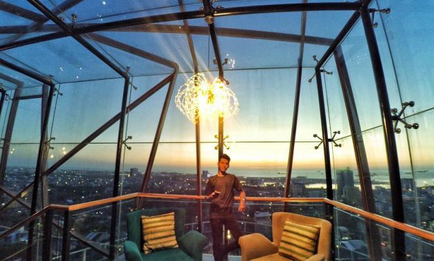 1. Pantai Losari, 2. Pantai Akkarena, 3. Pulau Lae-Lae, 4. Café London, 5. La Buana Café &amp; Resto, 6. The Society Sky Dining &amp; Bar, 7. Mark Trees Café, 8. Bistropolis, 9. Myko Hotel &amp; Convention Center, 10. Goedang Popsa