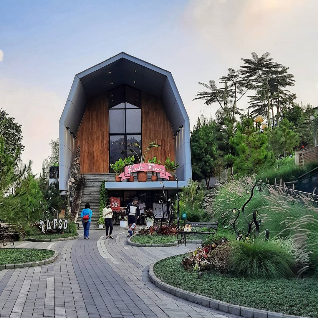 1. One Eighty Coffee & Music, 2. Delapan Padi, 3. Mana Cafe, 4. Kalpa Tree Dine & Chill, 5. District Café & Resto, 6. Please, Please, Please Café & Resto, 7. Boda Barn, 8. Lalune Coffee & Luncheonette, 9. The Peak Resort Dining, 10. Picknick Café