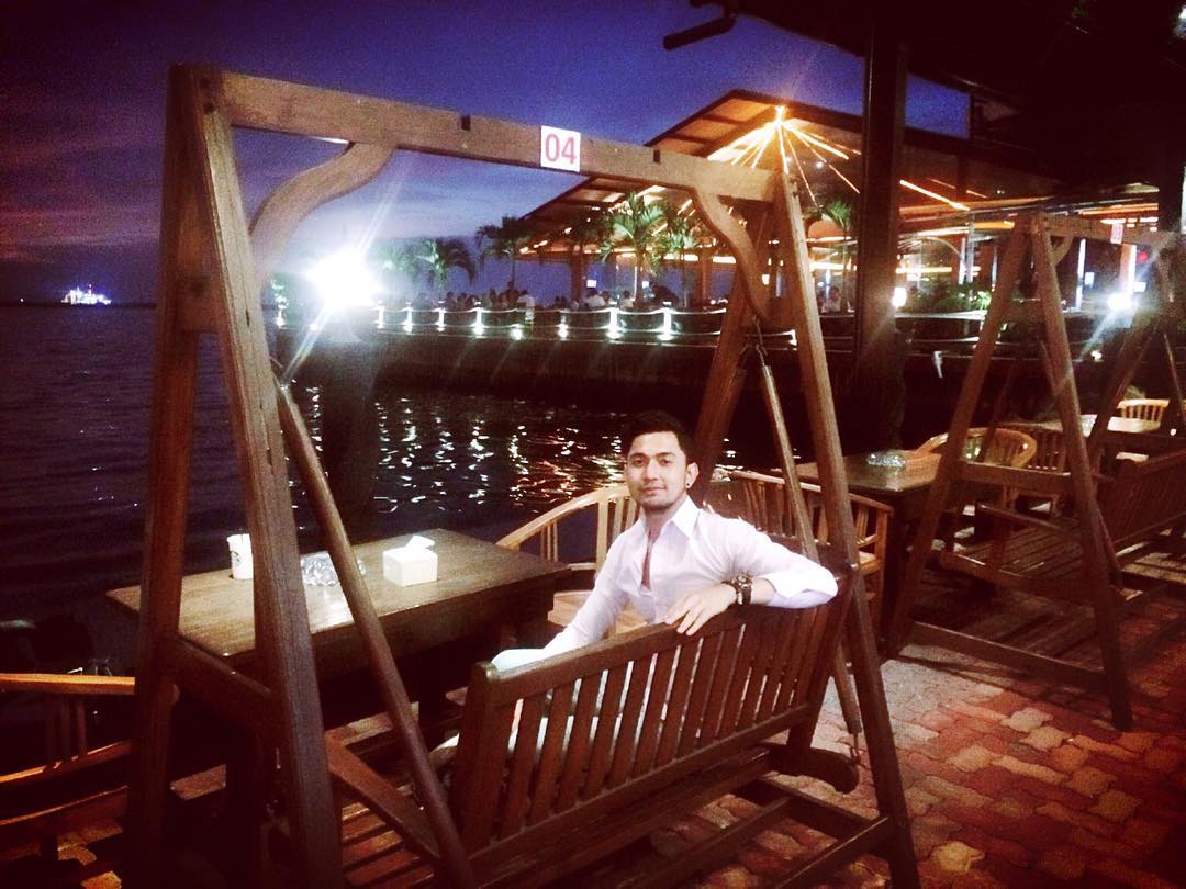 1. Pulau Macan, 2. Taman Wisata Mangrove PIK, 3. Jet Ski Café, 4. Segarra Seaside Escape, 5. Le Bridge, 6. Tugu Kunstkring Paleis, 7. Skye Bar & Restaurant, 8. Altitude Grill, 9. Planetarium Jakarta, 10. Taman Suropati
