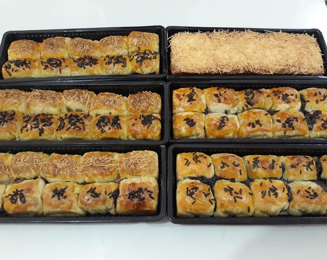 1. Bandros, 2. Kue Balok, 3. Pisang Bollen, 4. Brownies, 5. Bolu Bakar Tunggal, 6. Surabi, 7. Colenak, 8. Wajit, 9. Kue Sus, 10. Picnic Roll