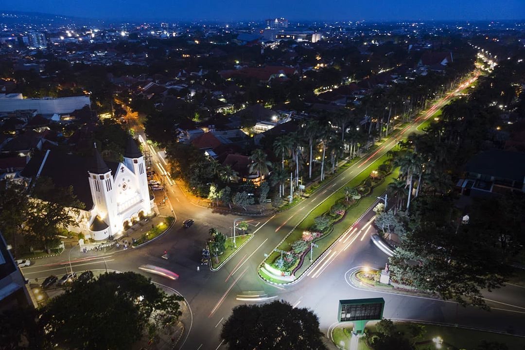 Sejarah Tempo Dulu, Julukan Kota, Di Masa Kini, Di Siang Hari, Di Malam Hari, Dari Atas, Surganya Wisata