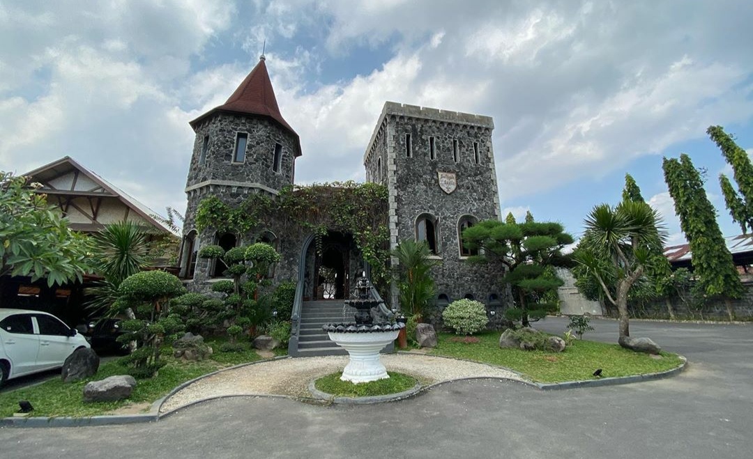 1. Wisata Alam Kalibiru, 2. Agro Wisata Bhumi Merapi, 3. Candi Ratu Boko, 4. Gunung Gambar, 5. Romantic Garden Bantul, 6. Gumuk Pasir Parangkusumo, 7. Honje Restaurant, 8. Abhayagiri Restaurant, 9. Warung Sawah Gondang Legi, 10. Gubug Makan Mang Engking Soragan Castle
