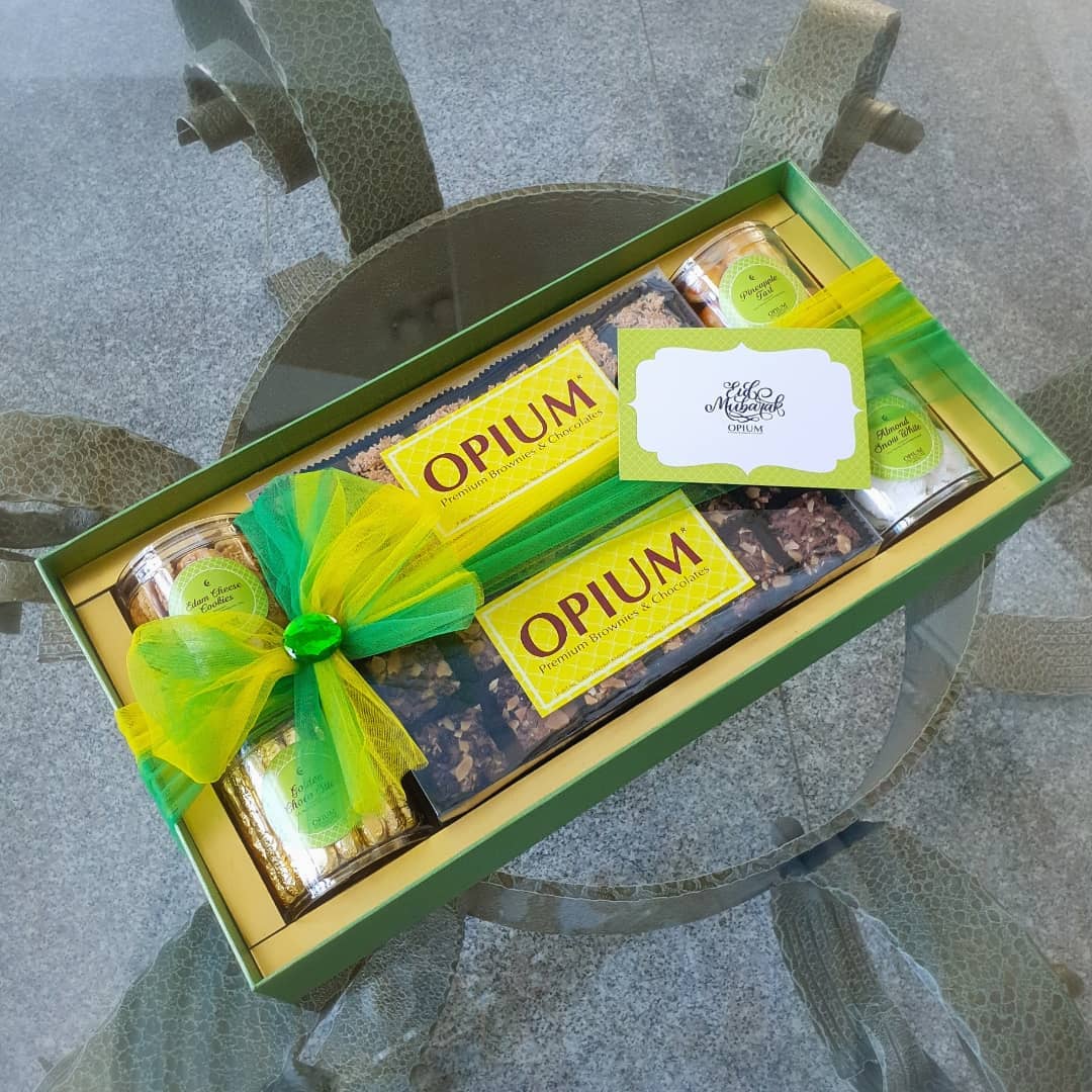 1. Lumpia Semarang, 2. Kue Ganjel Rel, 3. Mochi, 4. Kue Sarang Madu, 5. Kue Bolang-Baling, 6. Kue Coro, 7. Kue Moho, 8. Brillian Super Cake, 9. Wingko Babat, 10. Brownies Premium Opium