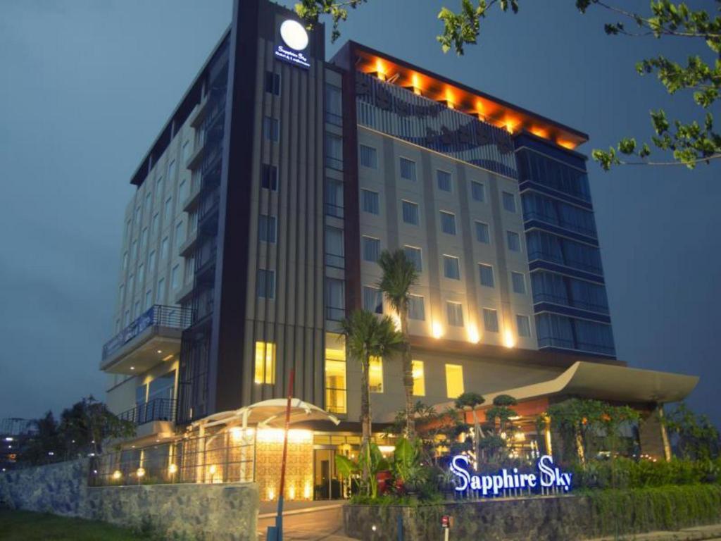 1. Hotel Santika Premiere,  2. Citismart Hotel BSD,  3. Astera Hotel Bintaro,  4. Sapphire Sky Hotel,  5. Hotel Citradream Bintaro,  6. East Garden,  7. The Grantage Hotel &amp; Sky Lounge,  8. Pop! Hotel BSD City,  9. Ibis Gading Serpong,  10. Ara Hotel Gading Serpong