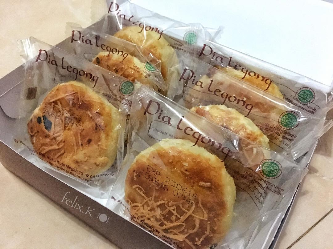 1. Pie Susu, 2. Pia Legong, 3. Kue Iwel, 4. Laklak, 5. Godoh, 6. Pisang Rai, 7. Kue Gambir, 8. Kaliadrem, 9. Kue Bantal, 10. Kue Bendu