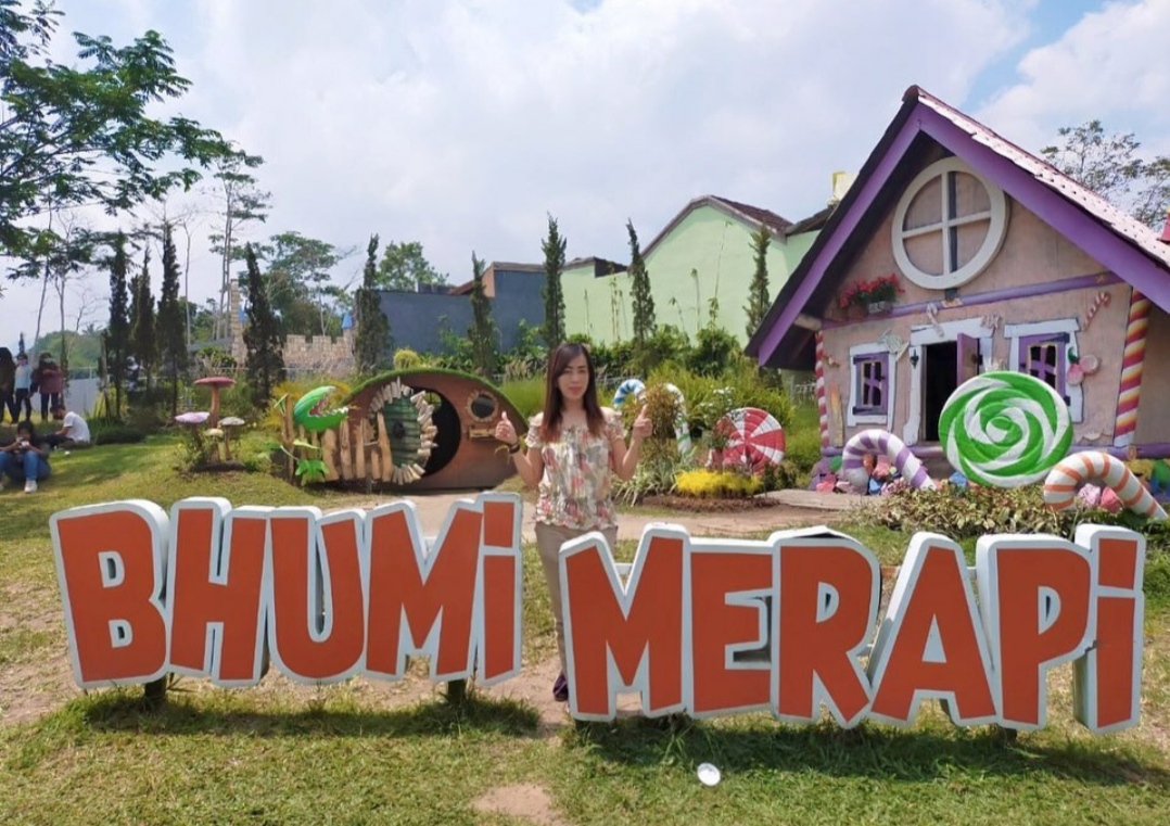 1. Wisata Alam Kalibiru, 2. Agro Wisata Bhumi Merapi, 3. Candi Ratu Boko, 4. Gunung Gambar, 5. Romantic Garden Bantul, 6. Gumuk Pasir Parangkusumo, 7. Honje Restaurant, 8. Abhayagiri Restaurant, 9. Warung Sawah Gondang Legi, 10. Gubug Makan Mang Engking Soragan Castle