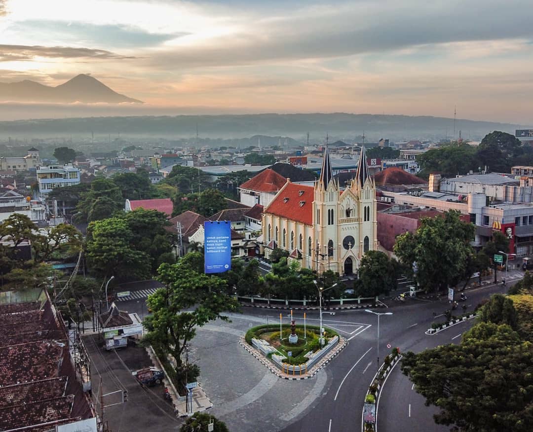Sejarah Tempo Dulu, Julukan Kota, Di Masa Kini, Di Siang Hari, Di Malam Hari, Dari Atas, Surganya Wisata