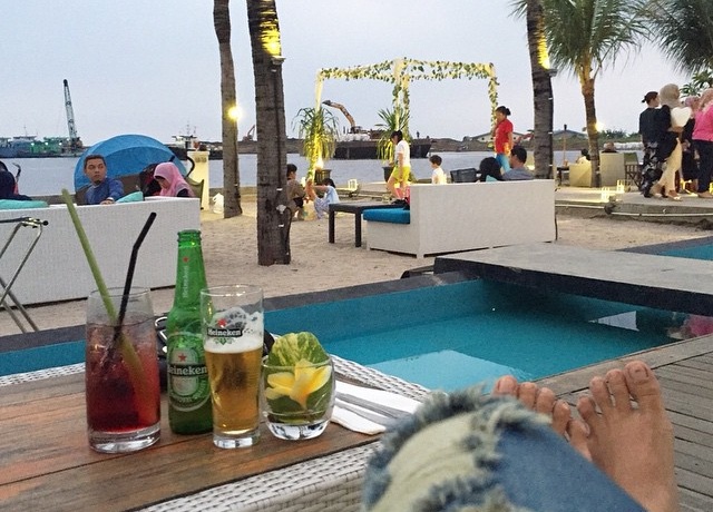 1. Pulau Macan, 2. Taman Wisata Mangrove PIK, 3. Jet Ski Café, 4. Segarra Seaside Escape, 5. Le Bridge, 6. Tugu Kunstkring Paleis, 7. Skye Bar & Restaurant, 8. Altitude Grill, 9. Planetarium Jakarta, 10. Taman Suropati