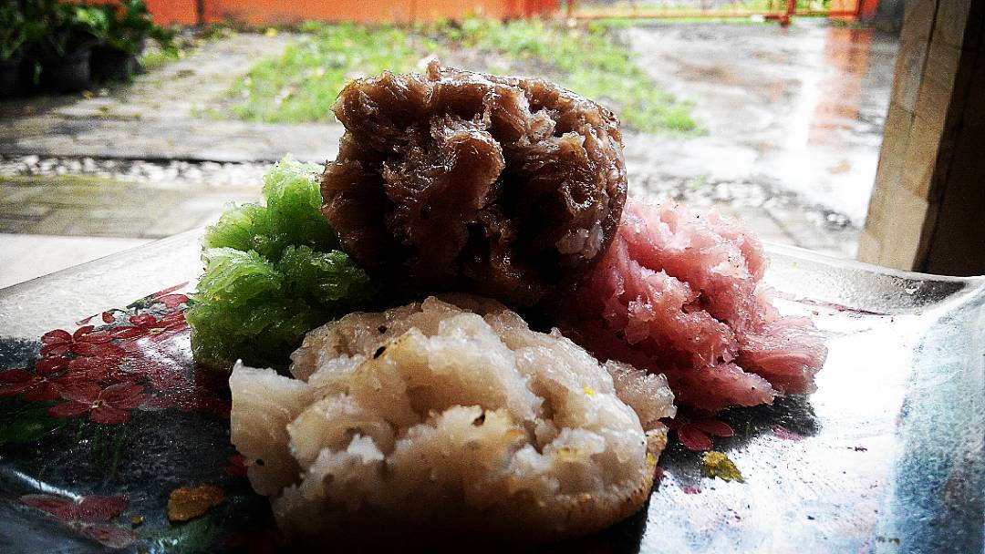 1. Lumpia Semarang, 2. Kue Ganjel Rel, 3. Mochi, 4. Kue Sarang Madu, 5. Kue Bolang-Baling, 6. Kue Coro, 7. Kue Moho, 8. Brillian Super Cake, 9. Wingko Babat, 10. Brownies Premium Opium