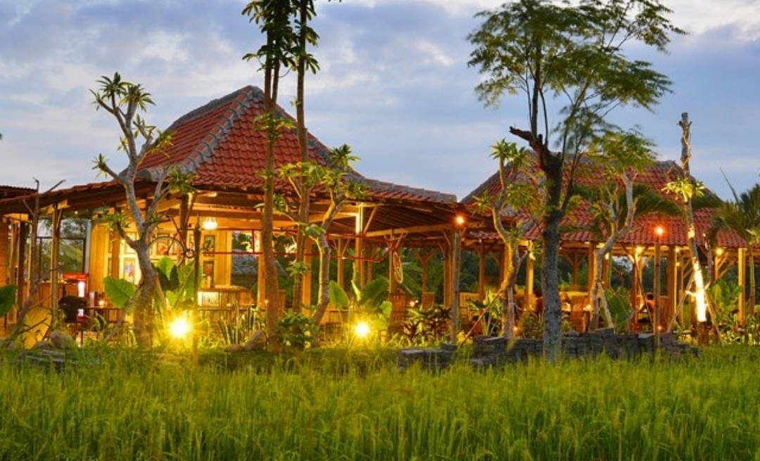 1. Wisata Alam Kalibiru, 2. Agro Wisata Bhumi Merapi, 3. Candi Ratu Boko, 4. Gunung Gambar, 5. Romantic Garden Bantul, 6. Gumuk Pasir Parangkusumo, 7. Honje Restaurant, 8. Abhayagiri Restaurant, 9. Warung Sawah Gondang Legi, 10. Gubug Makan Mang Engking Soragan Castle