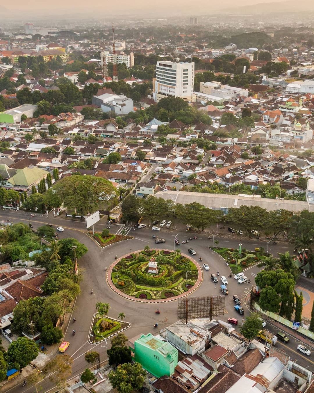 Sejarah Tempo Dulu, Julukan Kota, Di Masa Kini, Di Siang Hari, Di Malam Hari, Dari Atas, Surganya Wisata